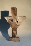 Kreuz als Hohlkörper aus gerostetem Stahl