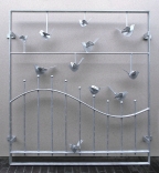 Fenstergitter mit verschieden großen Vögeln aus verzinktem Stahl
