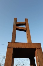 long chair - Stuhlskulptur aus Stahl geschweißt