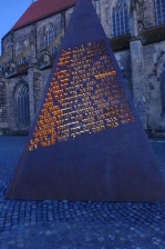 Beleuchtung einer Stahlskulptur auf dem Andreasplatz in Hildesheim