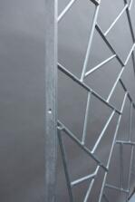 Ein Fenstergitter aus Stahl mit Schmitzstruktur