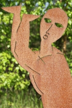 Skulptur einer kienden Frau aus Stahlblech