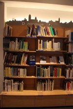 Bücherregal mit Stadtsilhouette für die Stadtbibliothek im Tempelhaus am Marktplatz Hildesheim