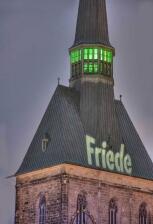 Friede - sei mit dir! Textprojektion auf den Turmhelm der Andreaskirche in Hildesheim 2007/2008