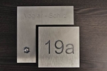 Zweiteiliges Klingelschild kombiniert mit einer Hausnummer aus Edelstahl