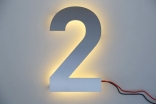 Hausnummer 2 aus Edelstahl mit LED-Beleuchtung