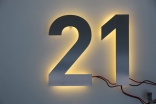 Hausnummer 21 aus Edelstahl mit LED-Beleuchtung