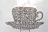 Teetassen Skulptur aus einzelnen Blechstücken gebaut