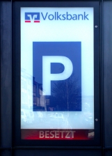 Parkplatzstele Volksbank