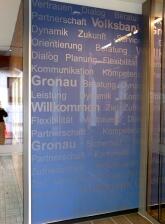 Display im Eingangsbereich der Volksbank Gronau