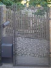 Briefkastenanlage in ein Tor integriert