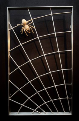 Fenstergitter als Spinnennetz aus hochwertigem Edelstahl. Auf Wunsch mit einer eindrucksvollen Spinne aus Bronze