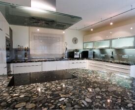 Küche mit einer wunderschönen Küchenarbeitsplatte aus Naturstein