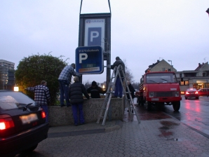 Montage Parkplatz Stele