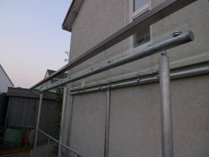 Dach aus feuerverzinktem Stahl und Sicherheitsglas für eine Kellertreppe