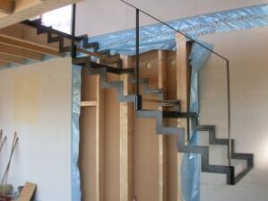 Treppe und Geländer aus gelasertem Stahl für den neuen Showroom der Fa. Klimmt in Hildesheim