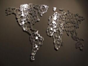 Lichtreflektionen hauchen der Weltkarte Leben ein