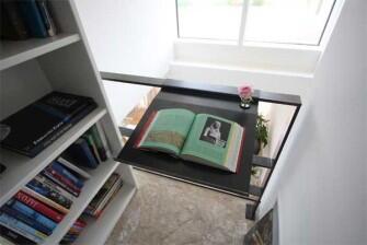Buchablage mit integrierter Blumenvase aus 3mm lackiertem Stahlblech an einem Geländer