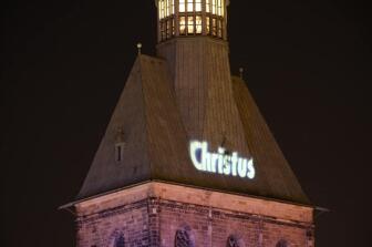 Christus - der Retter ist da! Textprojektion auf den Turmhelm der Andreaskirche in Hildesheim 2007