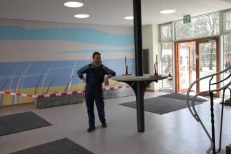 Bänke aus gelasertem Stahl und Beton für die Brinker Schule in Langenhagen
