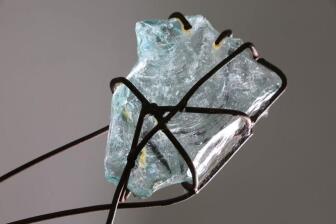 Stahlblume mit verschiedenfarbigen Glas Brocken