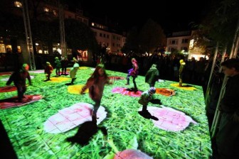 Late Light Shopping in Hildesheim: Projektion mit wachsenden Blumen