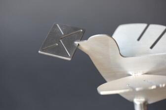 Edelstahl Vogel mit einem Brief im Schnabel für einen Postkasten