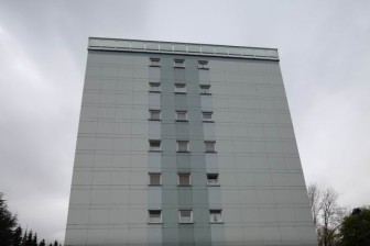 das dritte Geländer aus Edelstahl Vierkantrohr und satiniertem Sicherheits Glas für ein Hochhaus in Bad Harzburg