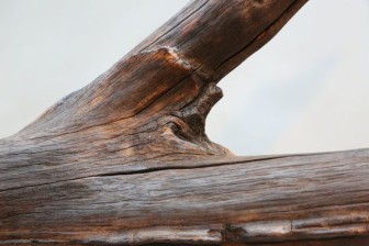 Gardinenstange aus einem Baumstamm