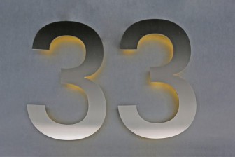 Edelstahlhausnummer 33 mit LED ′s hinterleuchtet