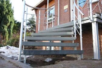 Treppe, Geländer und Vordach