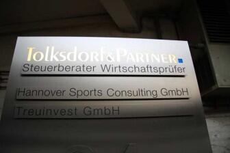 Firmen Schild für das Steuerbüro Tolksdorf & Partner mit hinterleuchteter Schrift und integrierter Hausnummer in Hannover