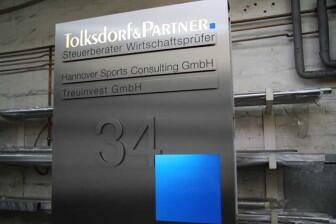 Firmen Schild für das Steuerbüro Tolksdorf & Partner mit hinterleuchteter Schrift und integrierter Hausnummer in Hannover
