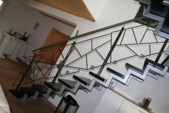 Treppengeländer mit Schmitzstruktur aus 12 mm Vollmaterial.
