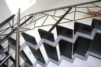 Treppengeländer mit Schmitzstruktur aus 12 mm Vollmaterial.