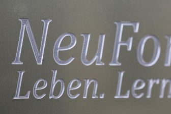 Werbetafel "NeuFormation " aus Messing