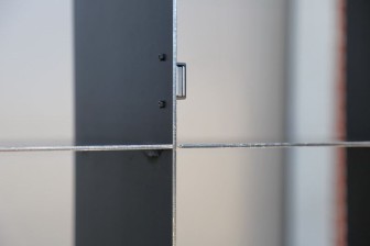 Magnetschnapper fixieren die geschlossenen Glasscheiben im Stahlregal