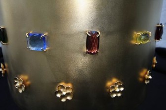 Blechverkleidung für einen Schokobrunnen aus galvanisch vergoldetem Blech mit Glasedelsteinen