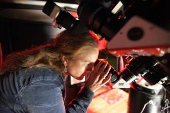 Tina Deipenau schaut zum ersten Mal durch ein Teleskop