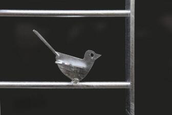 Fenstergitter mit einem kleinem Vogel Schwarm