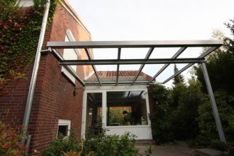 Vordach aus Sicherheits Glas mit einer feuerverzinkten Stahlkonstruktion