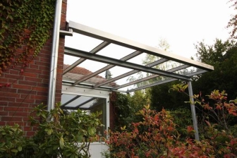 Vordach aus Sicherheits Glas mit einer feuerverzinkten Stahlkonstruktion