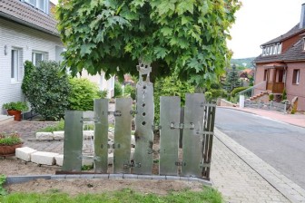 Zaun mit Skulpturen