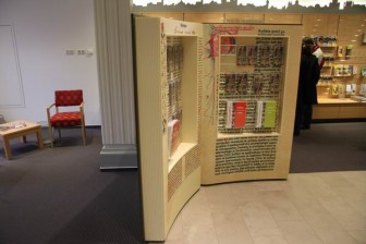 Vitrine für die Stadtinformation und Stadtbücherei Hildesheim als riesiges Buch