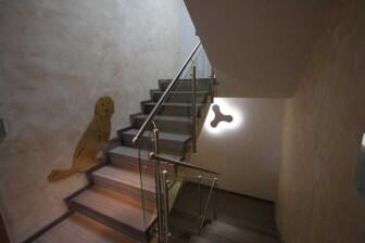 Treppenhaus mit wunderschönem Naturstein, LED Geländer und Wandleuchte