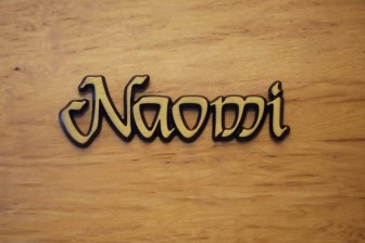 Schriftzug Naomi, Aluminium
