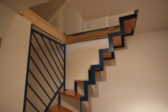 Treppe aus Vierkantrohr, farbig lackiert, Stufen aus Buche