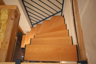 Treppe aus Vierkantrohr, farbig lackiert, Stufen aus Buche