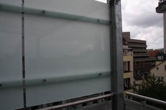 Windschutz und Sichtschutz aus feuerverzinktem Stahl und opakem Sicherheitsglas