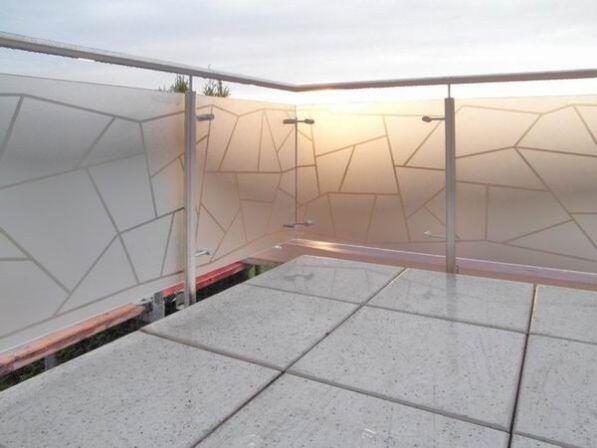Balkongeländer aus Glas mit aufgedruckter Schmitzstruktur